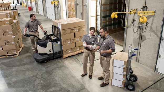 two employees talking in a wharehouse